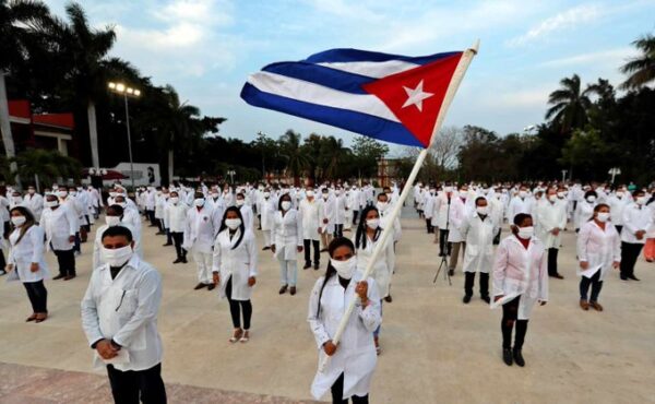 Dicen que el socialismo fracasó en Cuba. Pero callan el bloqueo, la asfixia económica y la guerra permanente. No es colapso: es resistencia. No es fracaso: es ejemplo.