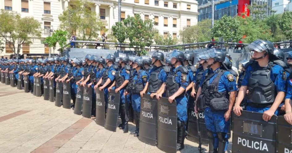 Policía despliega operativo en Asunción para cubrir la movilización de jóvenes
