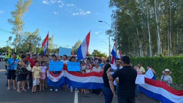 La expansión de barrios cerrados de lujo en Cordillera amenaza el acuífero que abastece a comunidades de Cordillera y Paraguarí. Vecinos de Atyrá se organizan y resisten para defender el derecho humano al agua frente a la especulación inmobiliaria.